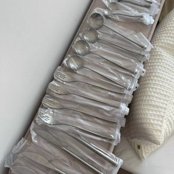 New! Minimalist Modern Elite fine stainless steel 16 piece Flatware set - Picture 2 of 2